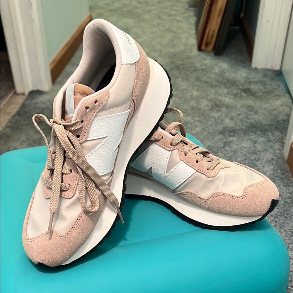 New Balance 237 - Beige Cream and White - BRAND NEW NO BOX - Size 7.5